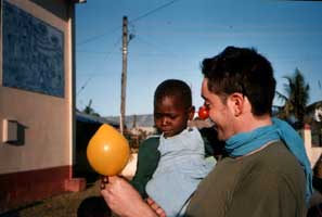 Gianni BITONTI con un bambino del Mozambico - FANEP - Associazione delle Famiglie di Neurologia Pediatrica - http://www.fanep.org